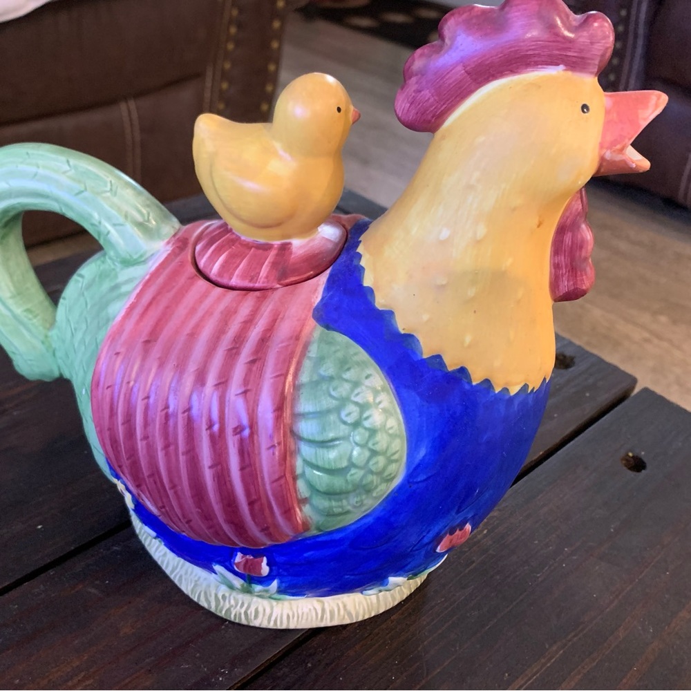 Chicken and chick teapot